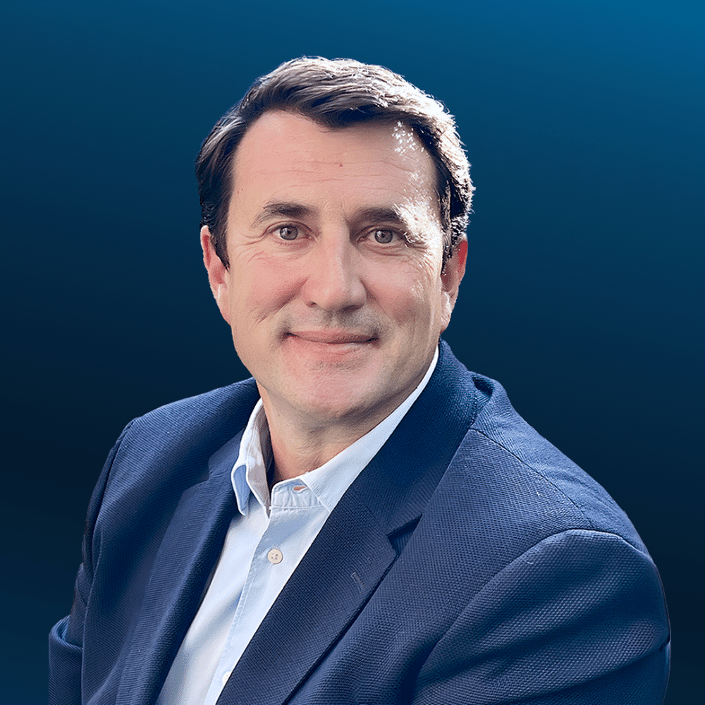 1080x1080 Eduardo light bg