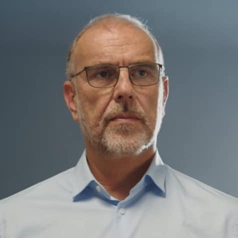 0002 1 a professional studio portrait photograp CJ0rYFMkS1aCk4PfT5IB0Q 4CUkU aETbmZfJ7KckurVA